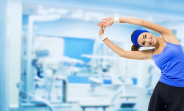 Mutlu kadın spor salonunda Fitness egzersizleri yapıyor