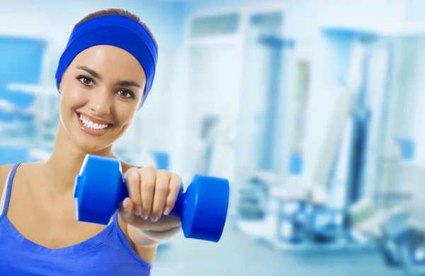 Happy woman doing fitness exercises, at gym — Stock Photo, Image