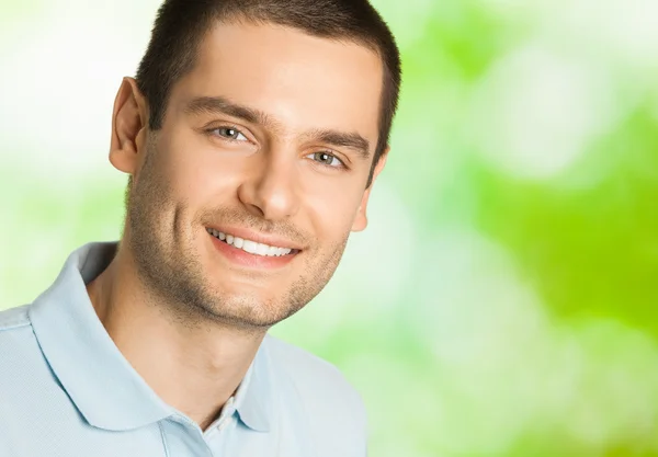 Retrato de jovem feliz sorrindo homem, ao ar livre — Fotografia de Stock