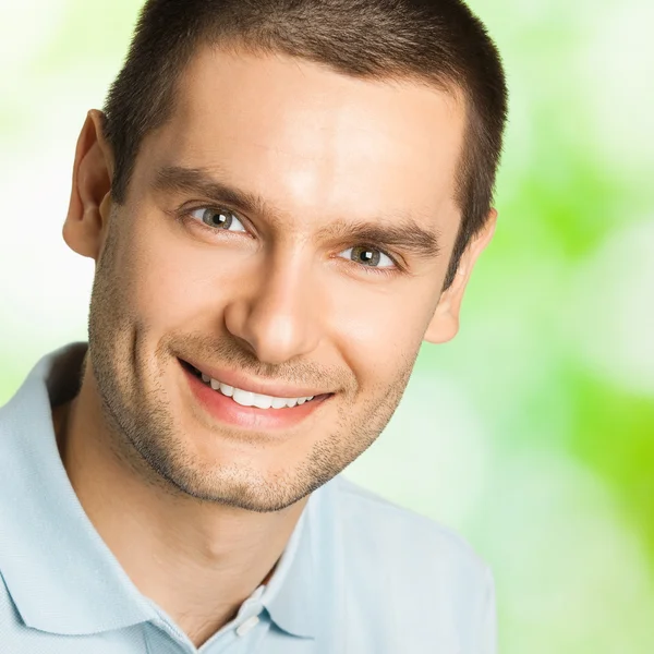 Portret van jonge gelukkig lachende man, buitenshuis — Stockfoto