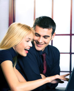 İki genç iş adamları laptop ile çalışma
