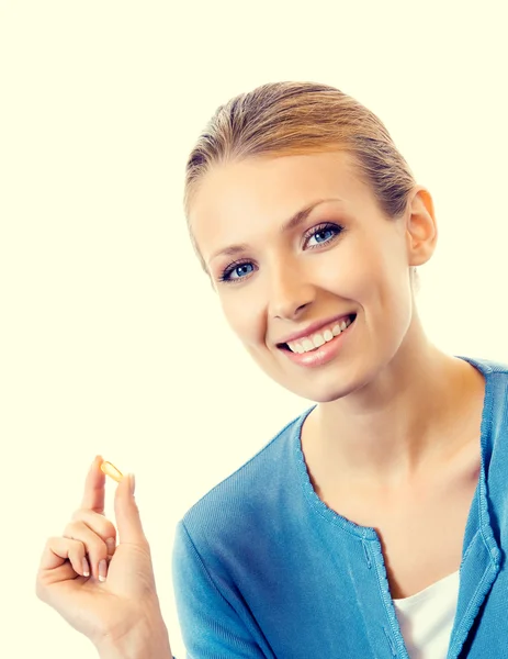 Mujer rubia sonriente con cápsula de aceite de pescado Omega 3 — Foto de Stock