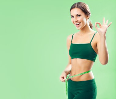 Kadın fitness aşınmaya Green kasetle