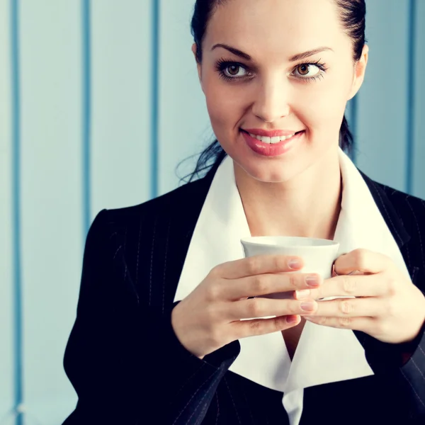 Feliz mujer de negocios con portátil bebiendo café — Foto de Stock