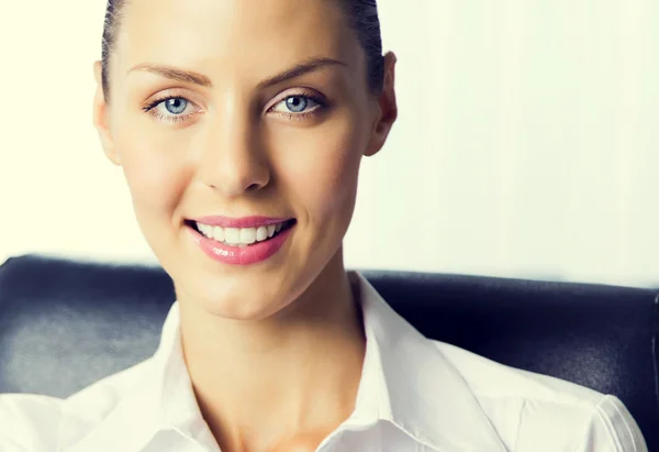 Lächelnde junge Geschäftsfrau im Büro — Stockfoto