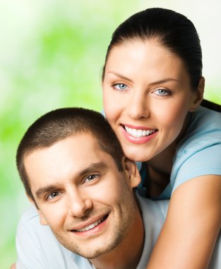 Genç çift, açık havada