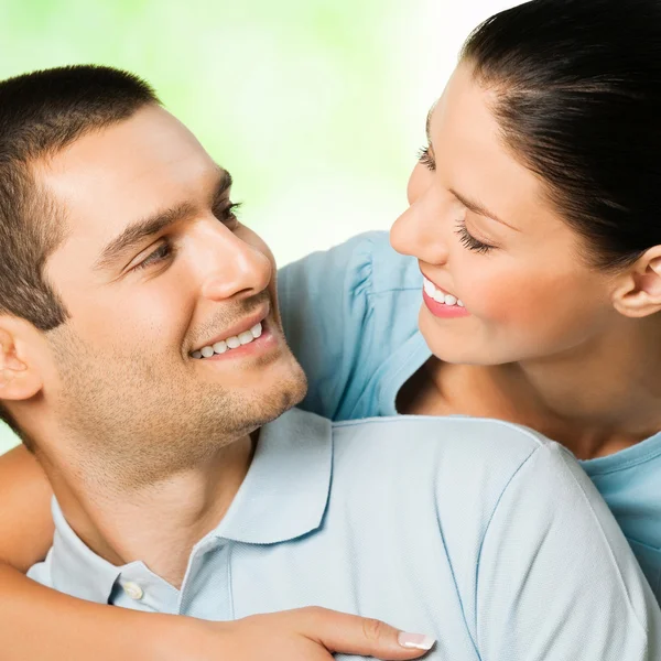 Pareja joven mirándose, al aire libre — Foto de Stock