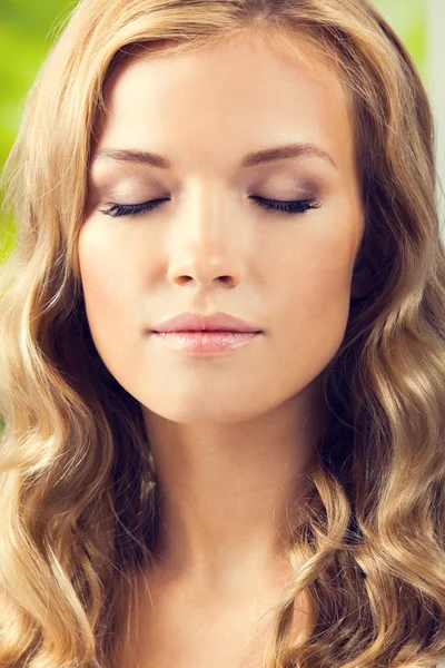 Junge Frau mit geschlossenen Augen — Stockfoto