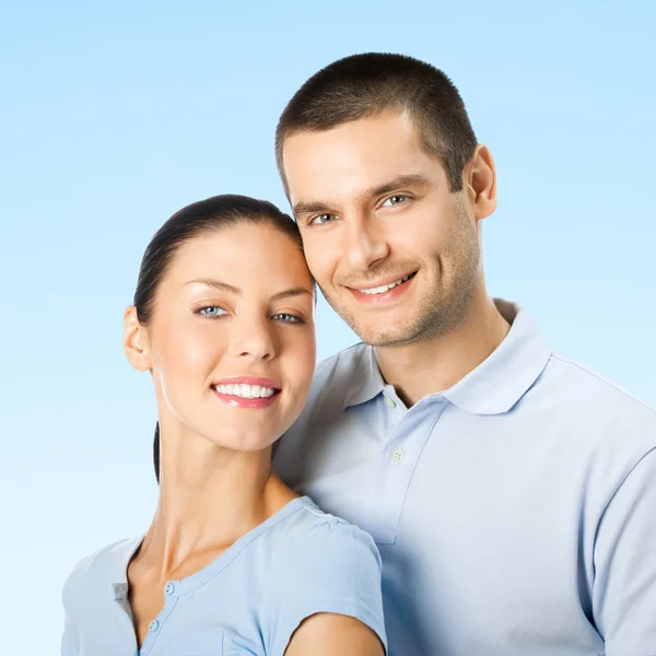 Unga glada leende amorösa attraktivt par, på blå himmel — Stockfoto