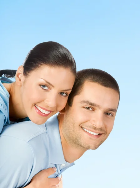 Jovem casal alegre, sobre azul — Fotografia de Stock