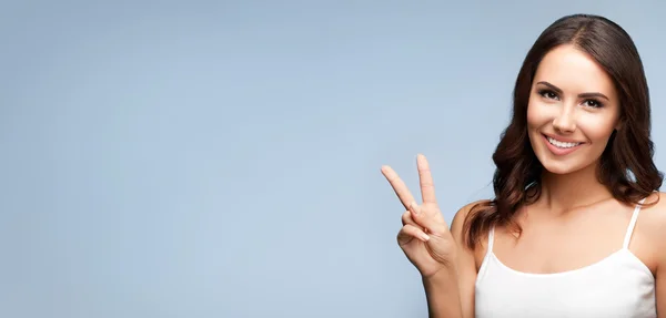 Woman showing two fingers or victory gesture, with copyspace — Stock Photo, Image