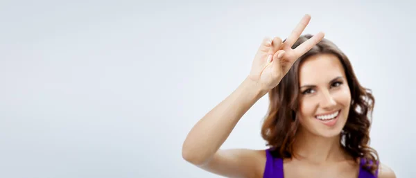 Mujer mostrando dos dedos o signo de victoria, enfoque en la mano —  Fotos de Stock