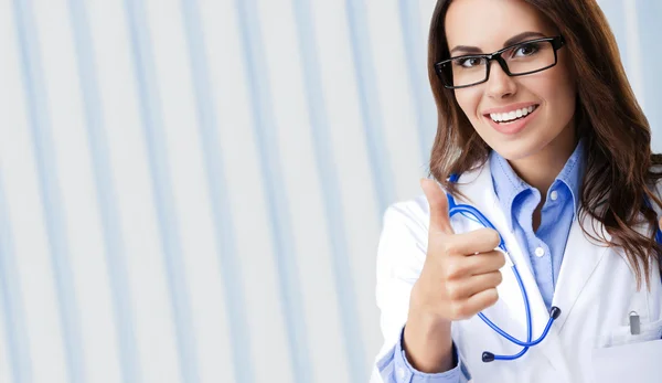 Young doctor showing thumbs up gesture, with copyspace — Stock Photo, Image