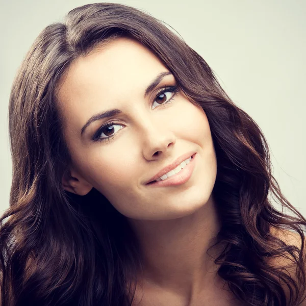 Porträtt av vacker ung kvinna som leende brunett — Stockfoto