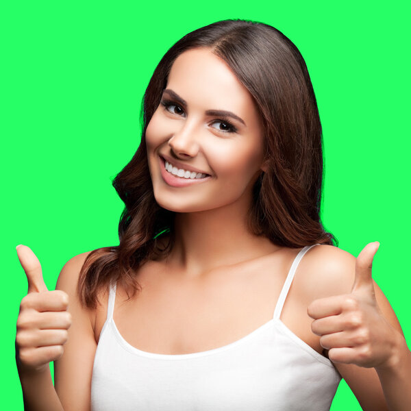 Женщина показывает большой палец вверх жеста, на зеленом фоне хромы ключевой
