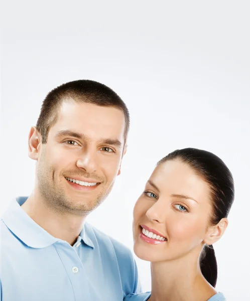 Retrato de jovem casal feliz, em cinza — Fotografia de Stock