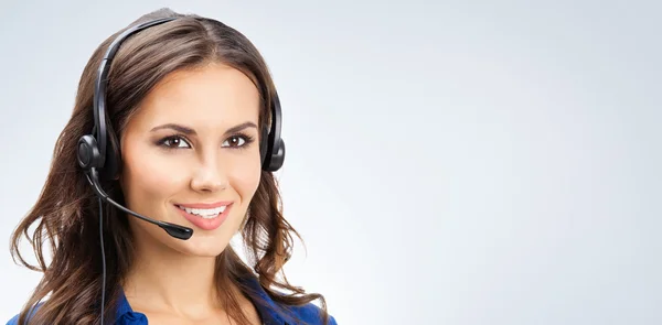 Retrato de feliz sonriente joven operador de teléfono de apoyo — Foto de Stock