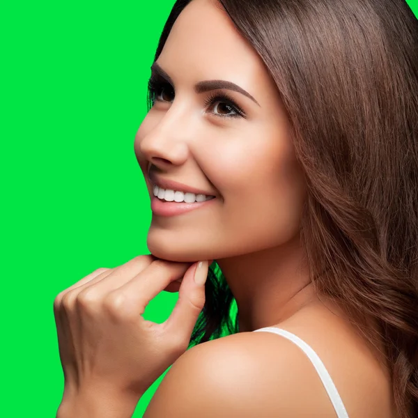 Pensando sonriente joven hermosa mujer, en verde croma clave de nuevo —  Fotos de Stock