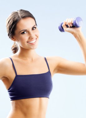 Kadın fitness giymek halterle, gri üzerinde