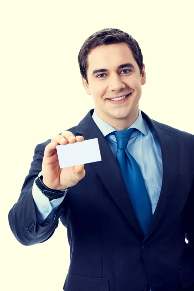 Glücklich lächelnder Geschäftsmann zeigt leere Visitenkarte — Stockfoto