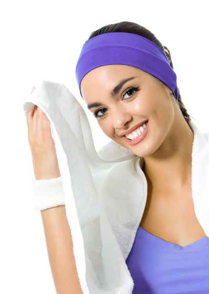 Brunette vrouw in violet fitness slijtage met een handdoek, geïsoleerd — Stockfoto