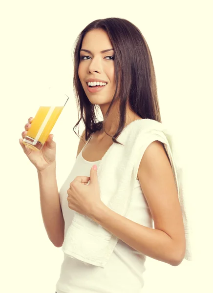 Lachende brunette vrouw drinken citroen of oranje sap van citrusvruchten — Stockfoto