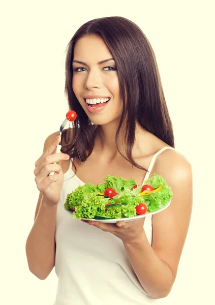 Jovem mulher comendo salada vegetariana com tomate cereja — Fotografia de Stock
