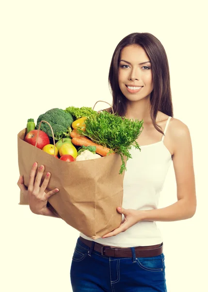 Mulher sorrindo segurando saco de compras de supermercado com vegetari saudável — Fotografia de Stock