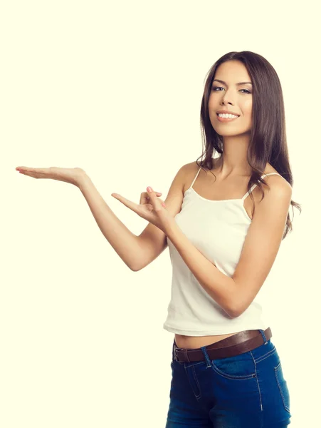 Mujer joven mostrando copyspace o algo así — Foto de Stock