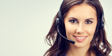 Neşeli gülümseyen genç destek telefonu operatörü 