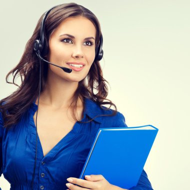 Destek telefonu operatörü kulaklık ile mavi klasör