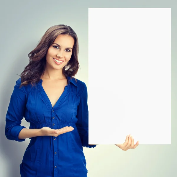 Mulher morena alegre mostrando tabuleta em branco — Fotografia de Stock