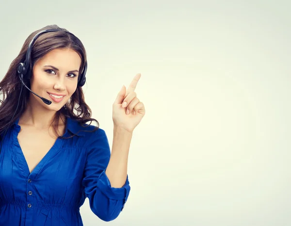 Suporte alegre operador de telefone mostrando copyspace — Fotografia de Stock