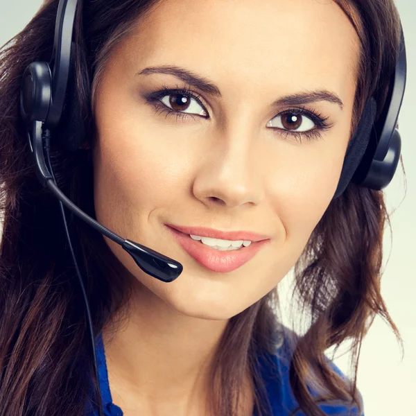 Portrait de jeune femme souriante opérateur de téléphone de soutien — Photo