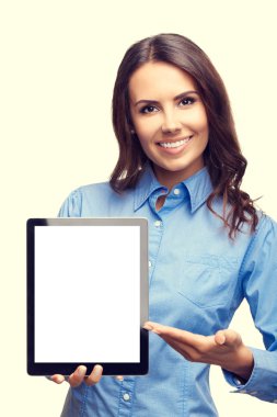 boş gösterilen kadın tablet pc