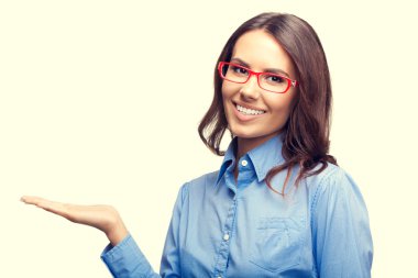 Bir şeyler gösteriyor veya tutan genç mutlu işkadını