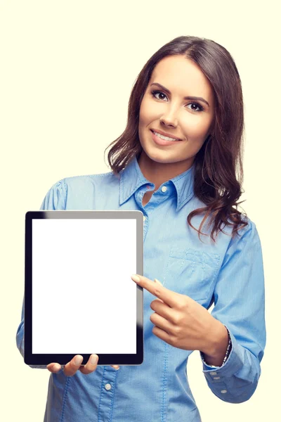 Empresária mostrando tablet em branco pc — Fotografia de Stock