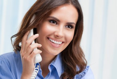 iş kadını veya müşteri destek telefon kadın görevli, ofis