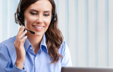 Kadın destek telefonu operatörü kulaklık ile boşaltmak