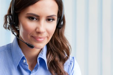 Genç destek telefonu operatörü kulaklık