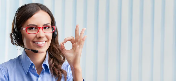 Kulaklık, iyi el işareti hareketi ile telefon operatörü — Stok fotoğraf