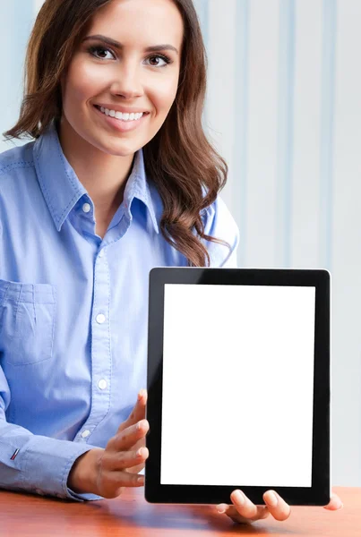 Бізнес-леді, що показує порожній планшетний ПК, в офісі — стокове фото
