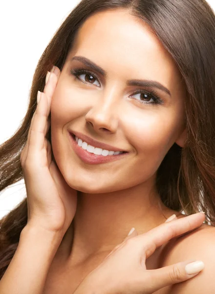 Spokojený úsměv krásná mladá bruneta žena dotýká kůže nebo ap — Stock fotografie
