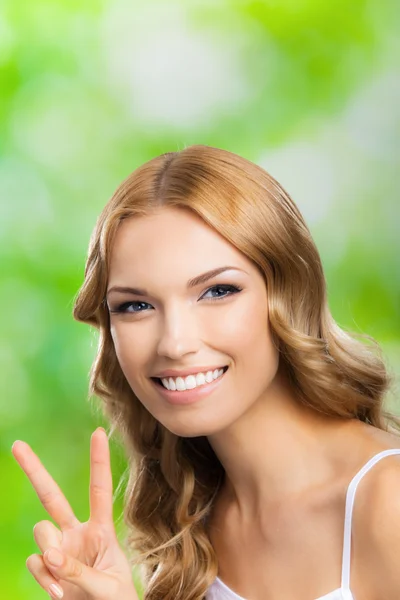 Junge Frau mit zwei Fingern oder Siegesgeste — Stockfoto