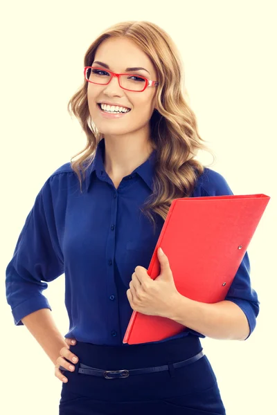 Молодая веселая деловая женщина с красной папкой — стоковое фото