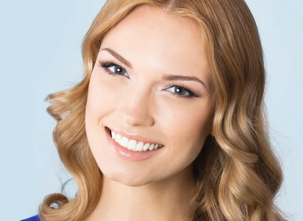 Retrato de alegre sorrindo jovem bela mulher loira — Fotografia de Stock