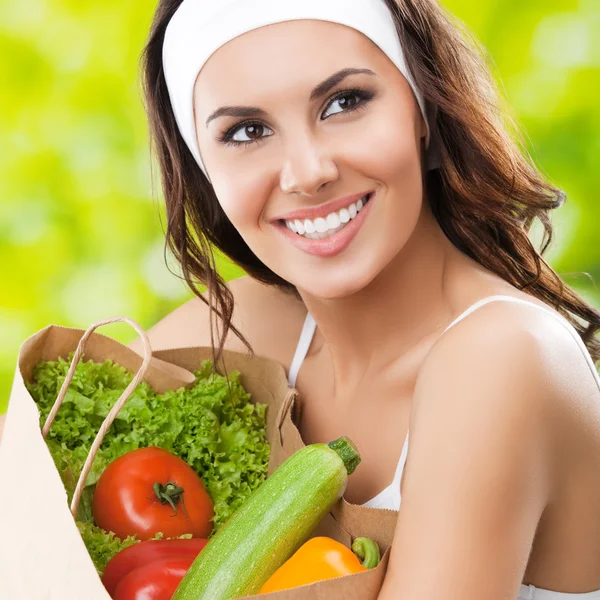 Mujer sonriente feliz en ropa de fitness con comida vegetariana — Foto de Stock