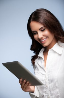 İsimsiz tablet pc, gri üzerinde kullanarak iş kadını