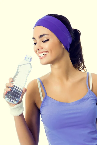 Mujer en violeta ropa deportiva agua potable — Foto de Stock