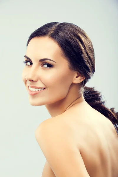 Retrato de una hermosa mujer sonriente —  Fotos de Stock